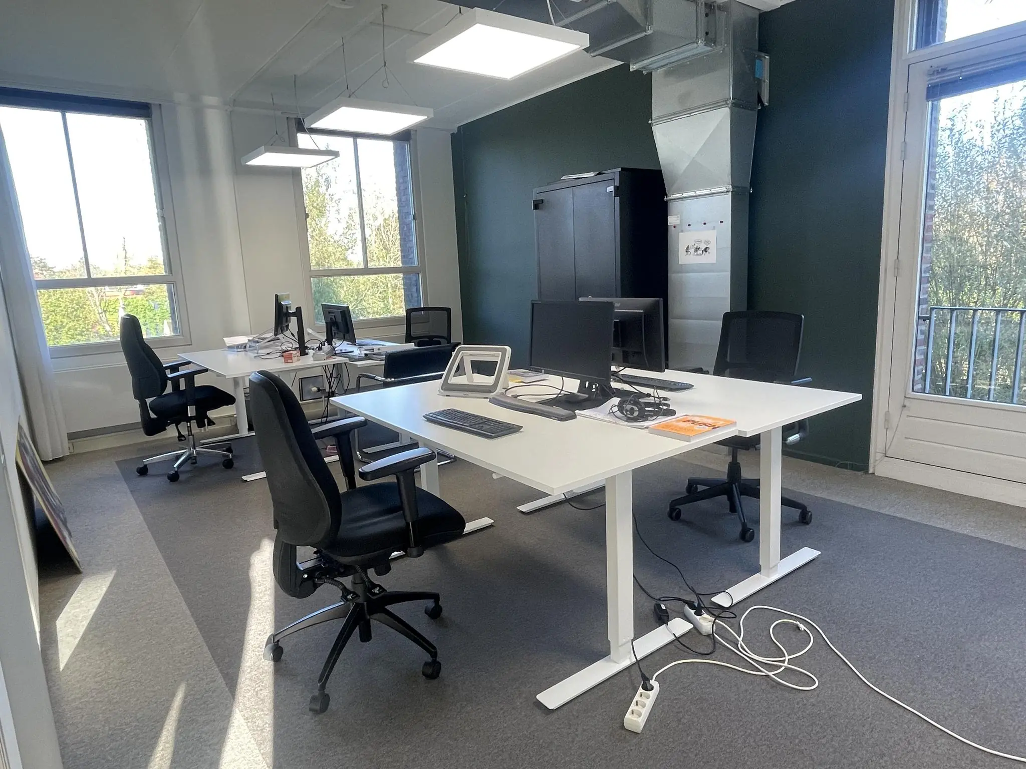 Moderne en lichte kantoorruimte aan de Jan Leentvaarlaan met meerdere werkplekken en grote ramen.